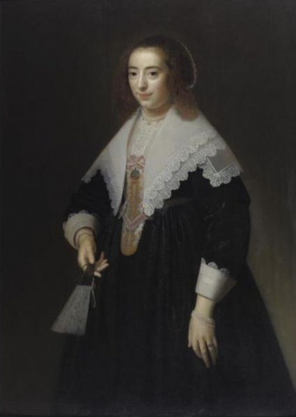 portrait-of-a-lady-holding-a-fan