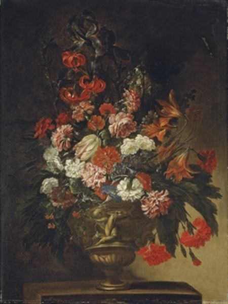 bouquet-de-fleurs-dans-un-vase-en-bronze-sur-un-entablement