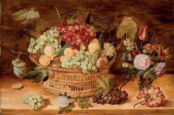 grappes-de-raisins-abricots-prunes-dans-une-corbeille-fruits-et-vase-de-fleurs-sur-un-entablement-en-bois
