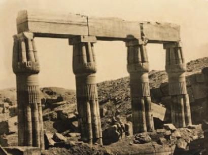 autoportrait-sous-le-portique-du-sanctuaire-de-l-akh-menou-dit-jardin-botanique-ou-cabinet-de-curiosites-de-thoutmosis-iii