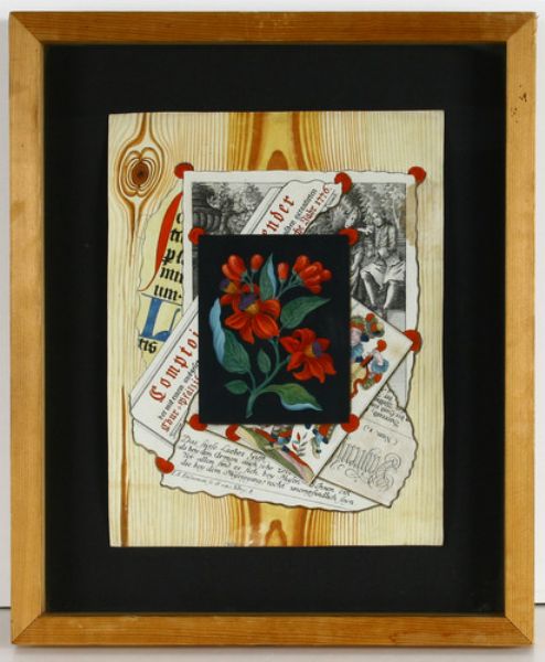 quodlibet-mit-mohnbluten-vor-zeitungsausrissen-und-spielkarten-arrangiert-vor-illusionistischer-bretterwand