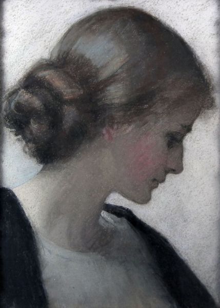 shoulder-length-portrait-of-a-young-woman
