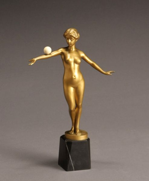 nude-woman-with-ball
