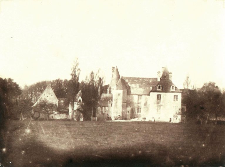 vue-arriere-du-chateau-de-longpre-falaise-basse-normandie