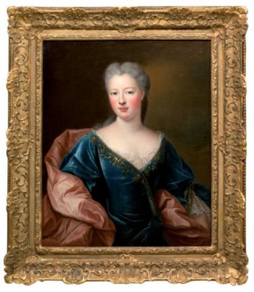 portrait-de-jeune-femme-en-robe-bleue