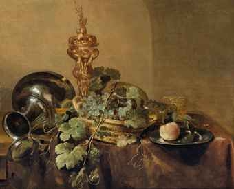 aiguiere-plat-en-etain-et-panier-de-raisins-sur-une-table-drapee