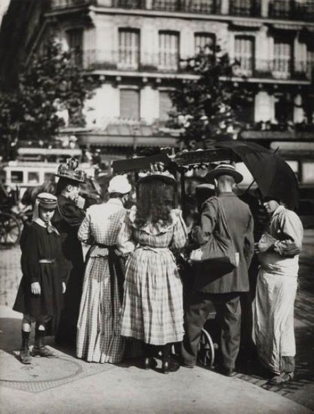 crowd-at-parisian-glaces-vendor
