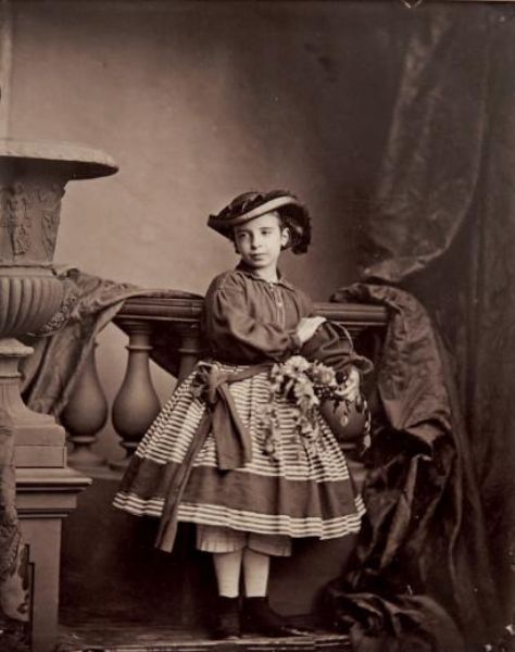jeune-fille-au-panier-de-fleurs