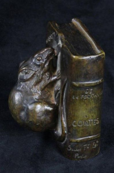souris-grignotant-un-livre