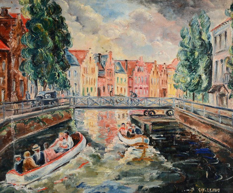 stadsscen-med-kanal-med-batar-och-overgaende-bro