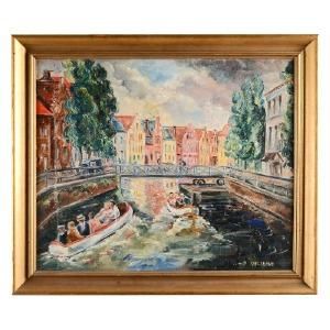 stadsscen-med-kanal-med-batar-och-overgaende-bro