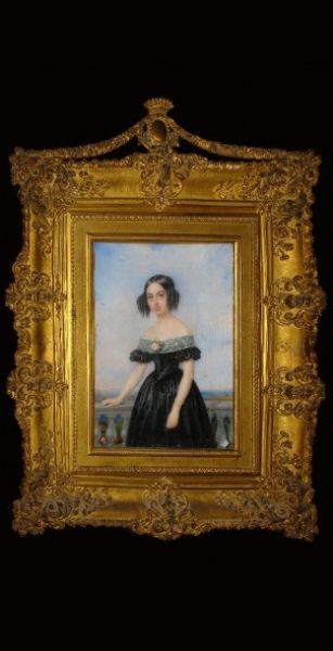 jeune-femme-en-robe-noire-a-son-balcon