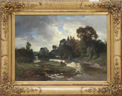 angler-an-einem-flusslauf-vor-kleinstadt