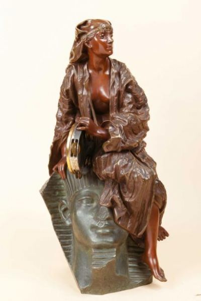 egyptienne-au-tambourin-assise-sur-une-tete-de-sphin