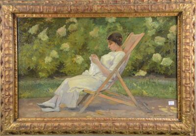 jeune-femme-assise-au-jardin-avec-ouvrage