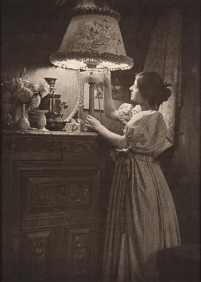 femme-a-la-lampe-a-petrole
