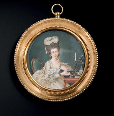 portrait-de-femme-ecrivant-tenant-une-plume-et-assise-a-sa-table-dans-un-interieur