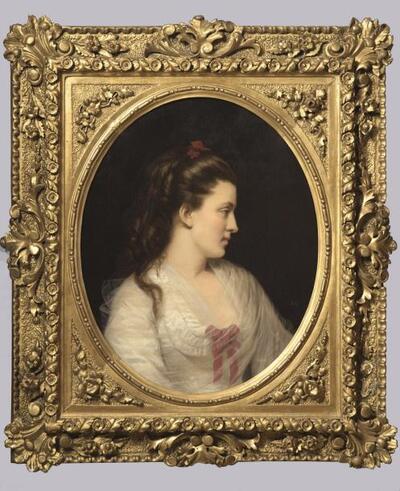 portrait-de-femme-de-profil-a-la-robe-blanche-et-au-noeud-rouge