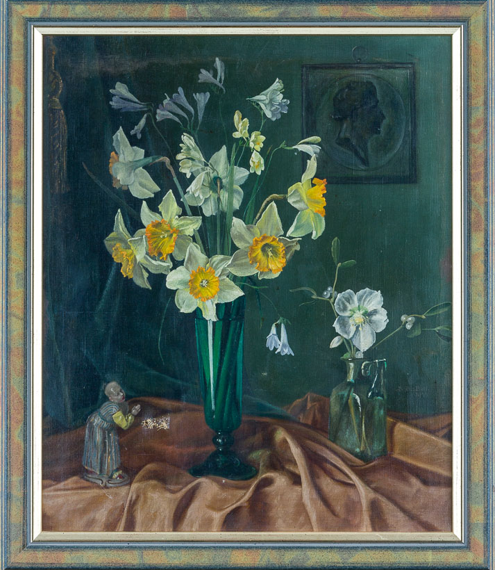 narzissenstrau-in-gruner-glasvase-mispelzweig-und-christrose-in-glaskrug