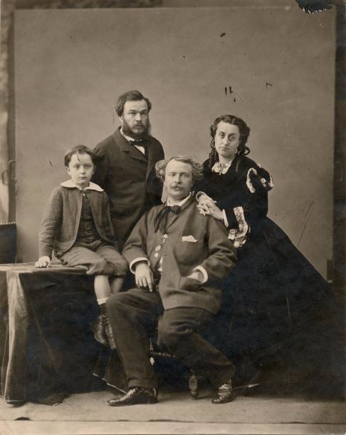 portrait-en-famille-avec-son-epouse-ernestine-son-frere-adrien-son-fils-paul