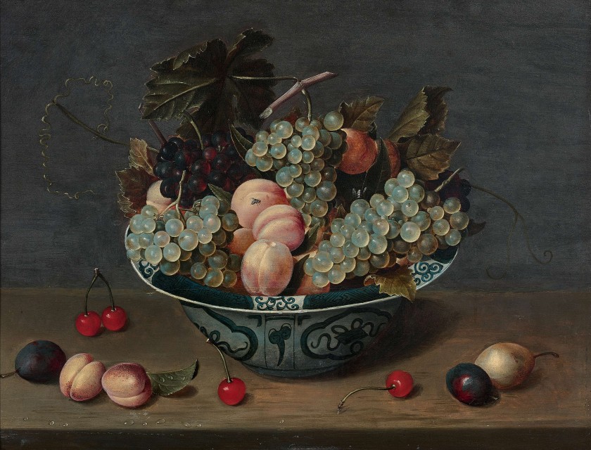 abricots-et-raisins-dans-une-coupe-en-porcelaine-wanli